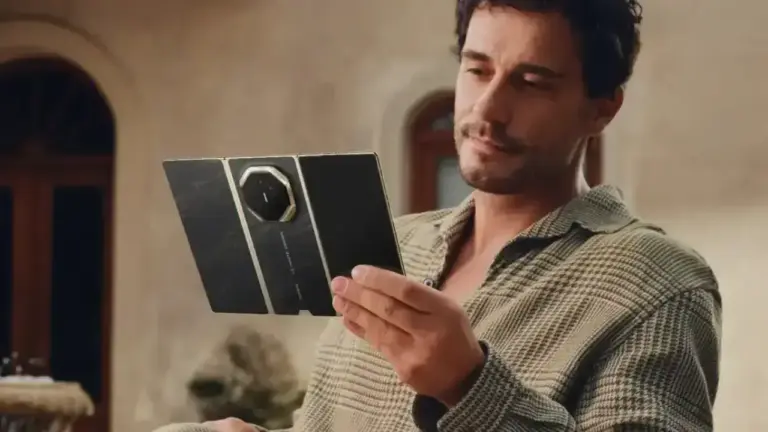 Huawei Mate XT2 Ultimate Design aufgeklappt in der Hand eines Mannes