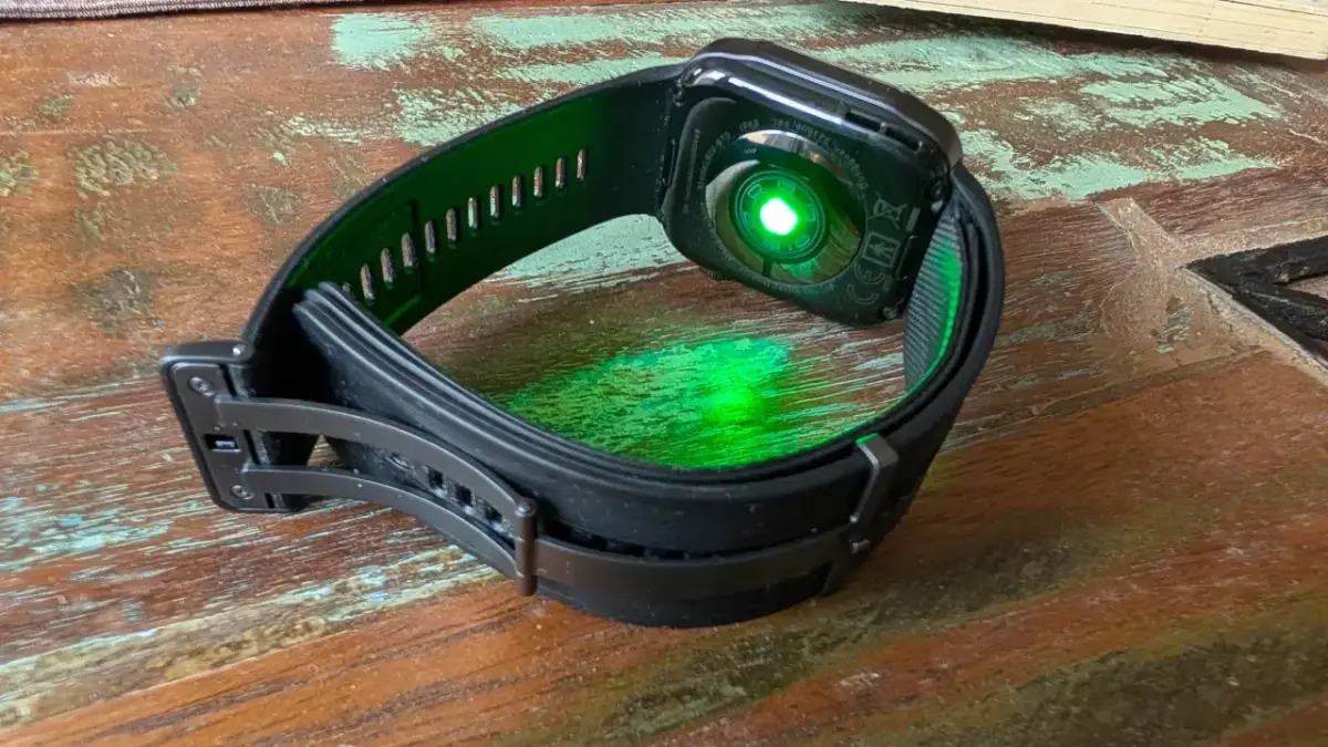 Rückseite der Huawei Watch D3 mit grün leuchtendem Sensor und Blick auf das Armband Rückseite der Huawei Watch D3 mit grün leuchtendem Sensor und Blick auf das Armband