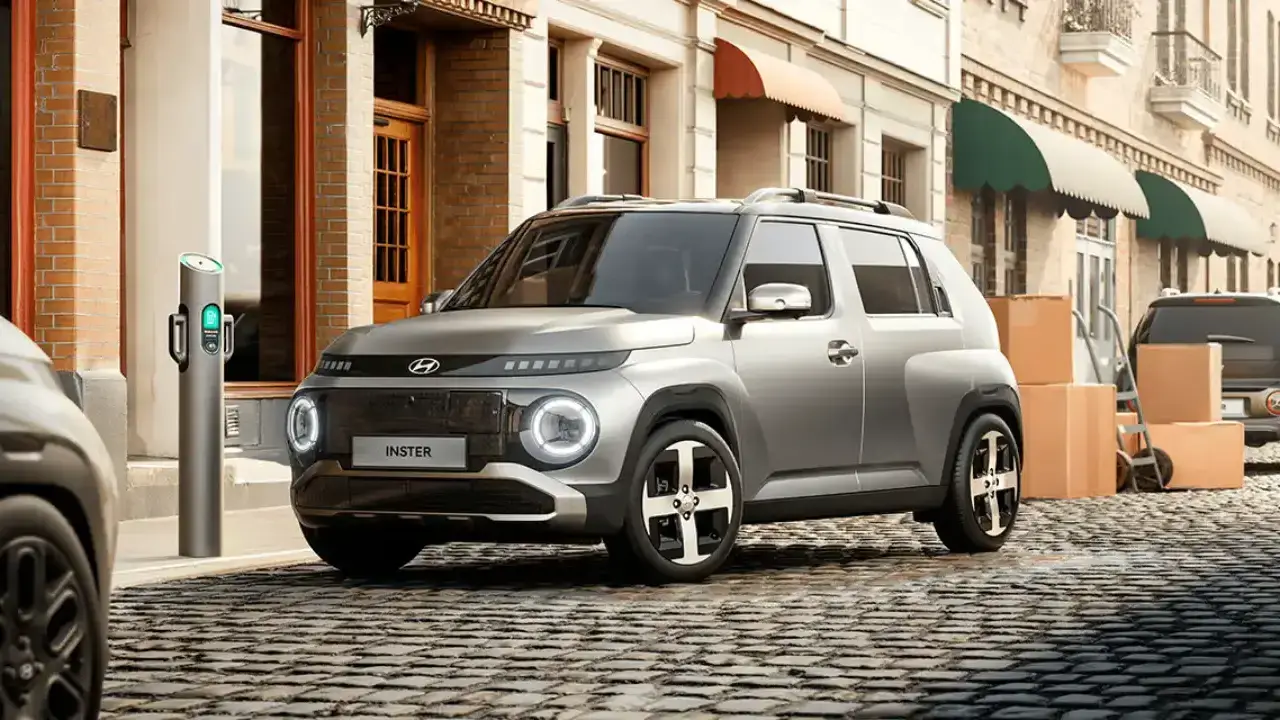 schräge Frontansicht Hyundai Inster in der Stadt