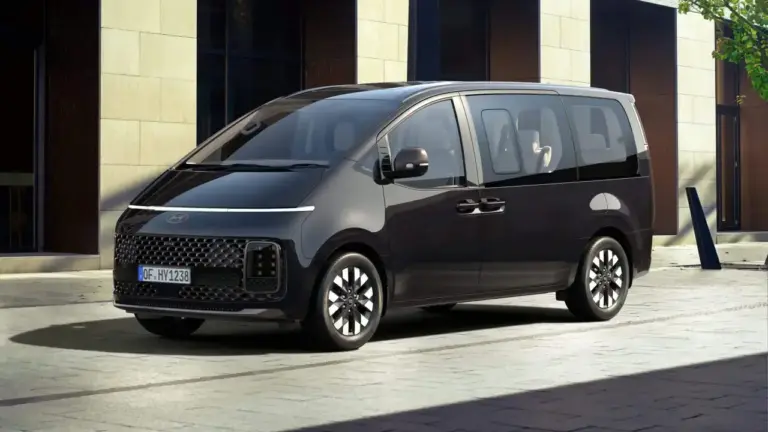 schräge Frontansicht des Hyundai Staria