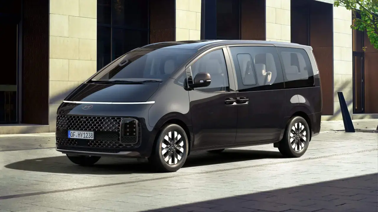 schräge Frontansicht des Hyundai Staria