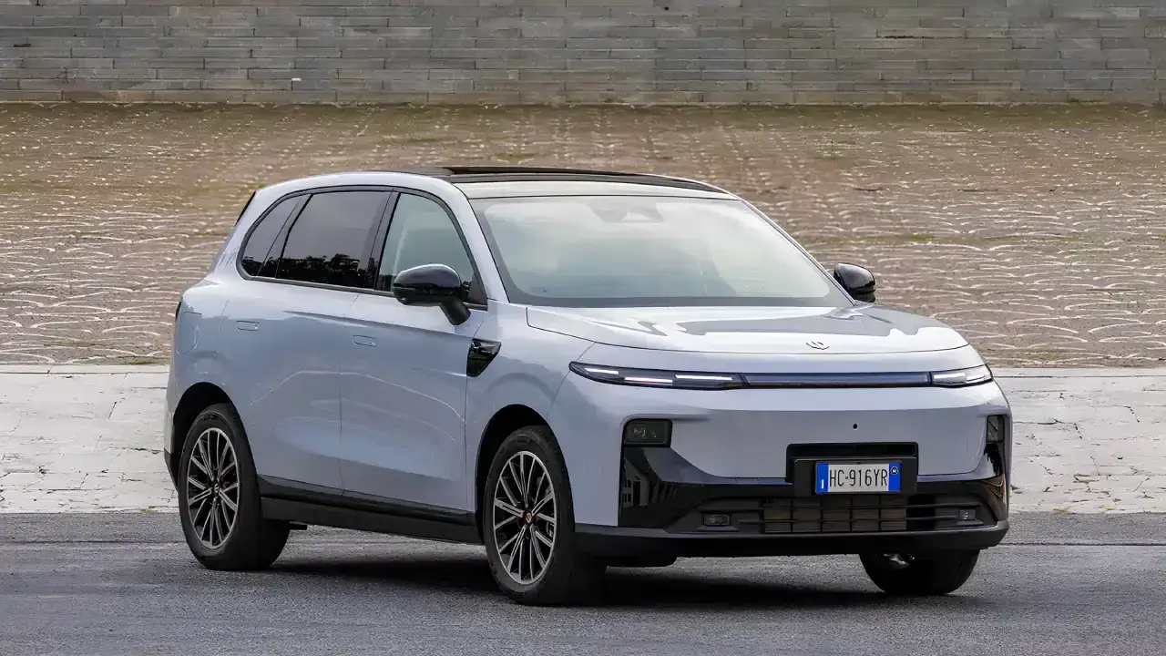 seitliche Frontansicht Leapmotor B10
