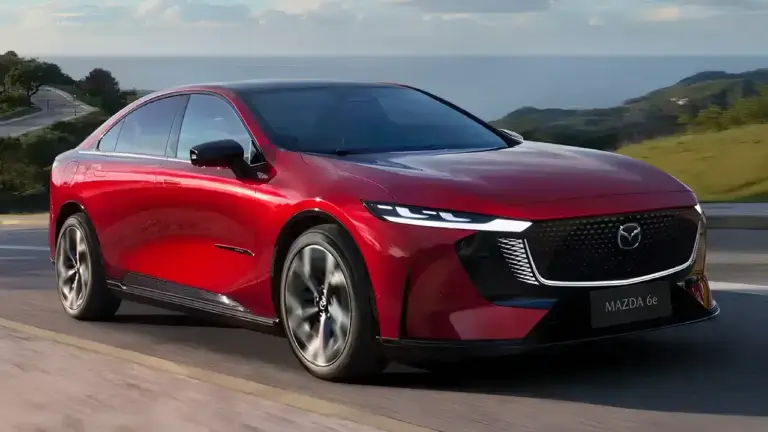 schräge Frontansicht eines roten 2027er Mazda 6e