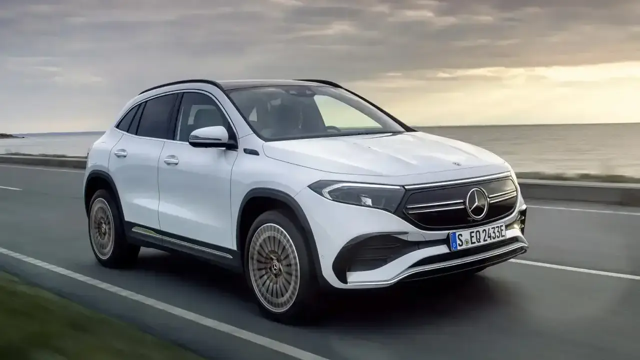 schräge Frontansicht weißer Mercedes EQA