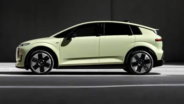 Seitenansicht des grünen Audi A2 e-tron