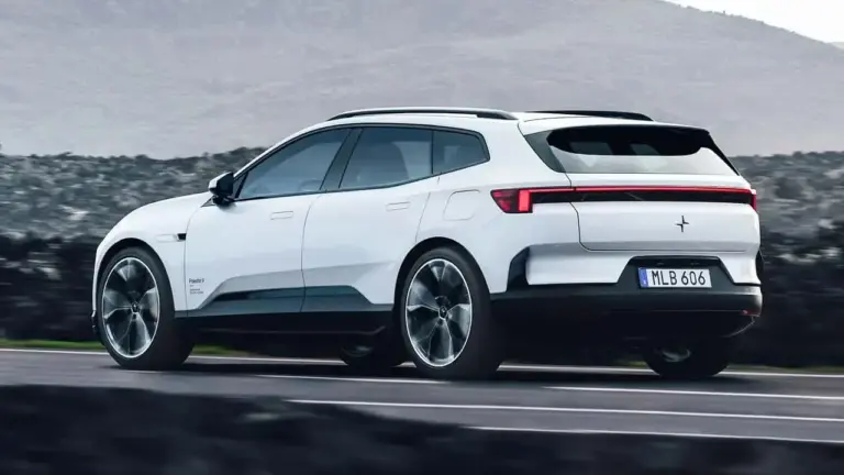 schräge Heckansicht des Polestar 4 Elektro-SUV
