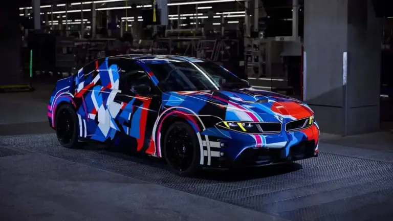 seitliche Frontansicht des getarnten vollelektrischen BMW M3