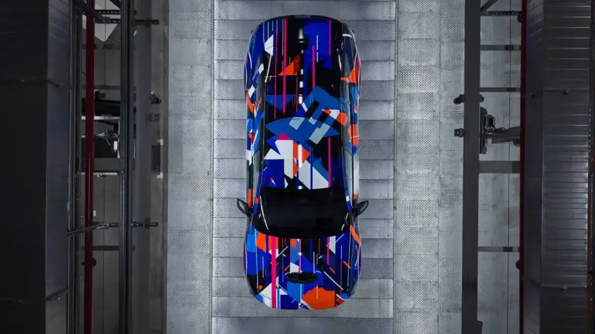 Draufsicht des getarnten vollelektrischen BMW M3 Draufsicht des getarnten vollelektrischen BMW M3
