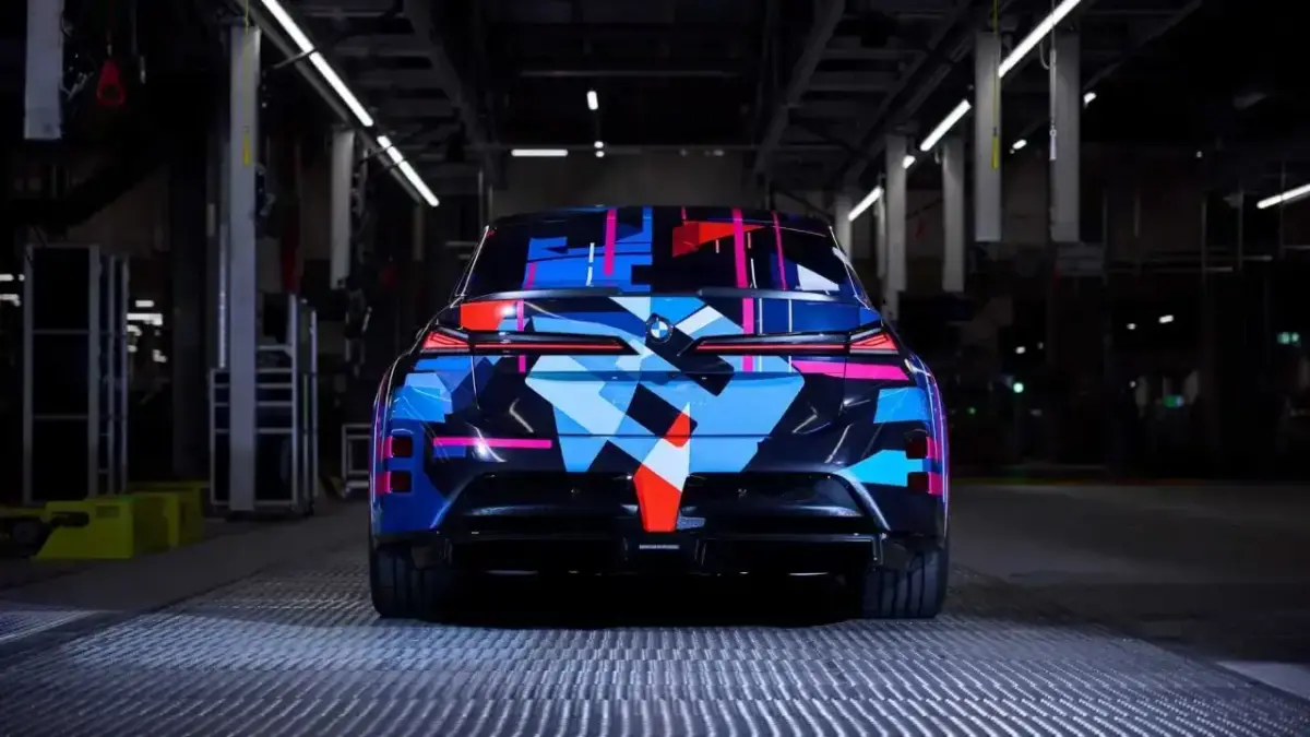 Heckansicht des getarnten vollelektrischen BMW M3 Heckansicht des getarnten vollelektrischen BMW M3