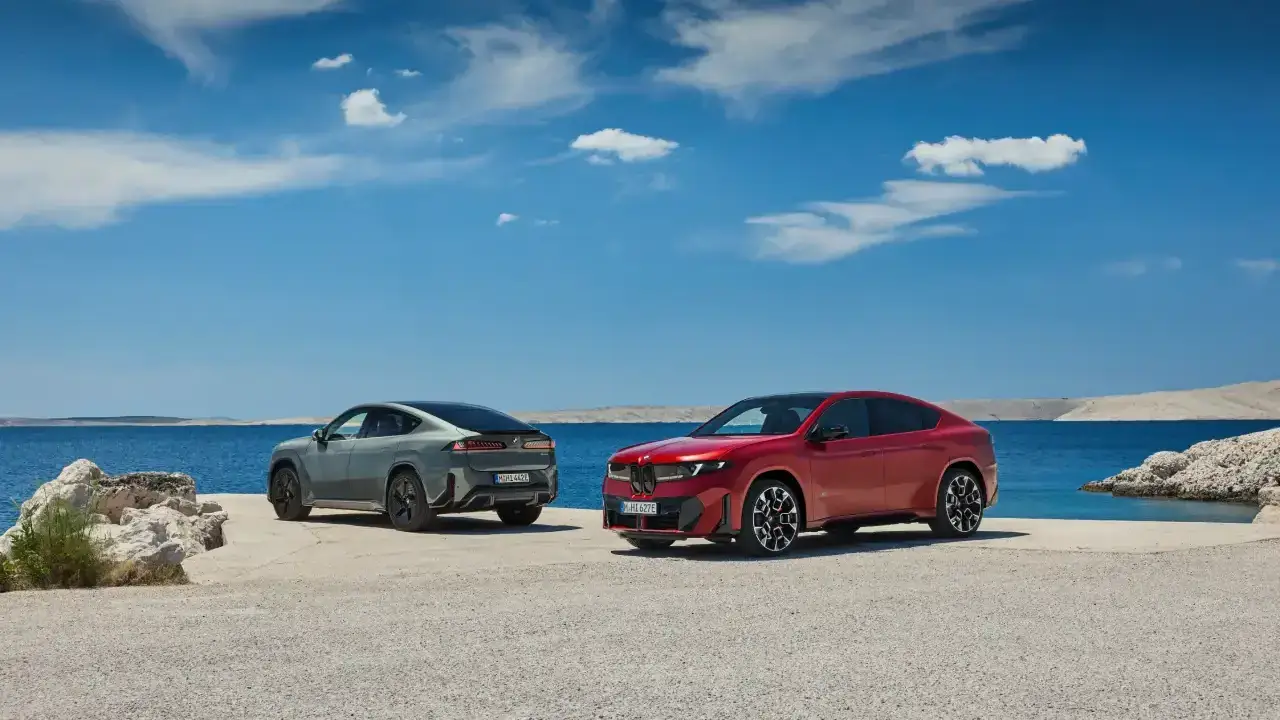 BMW iX4 in 2 Farben am Strans mit blick auf Front und Heck