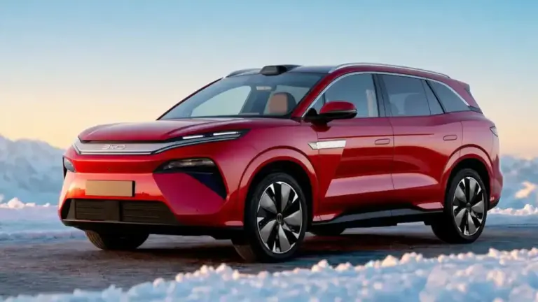 schräge Frontansicht roter BYD Atto 8