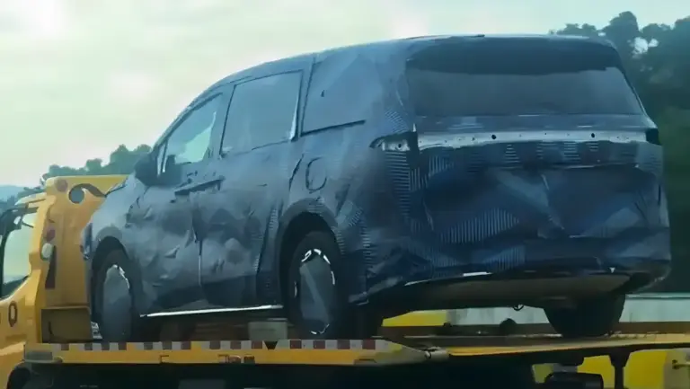 Rückseite getarnter BYD Van