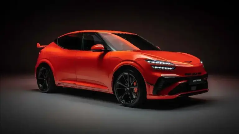 schräge Seitenansicht roter Genesis GV60 Magma