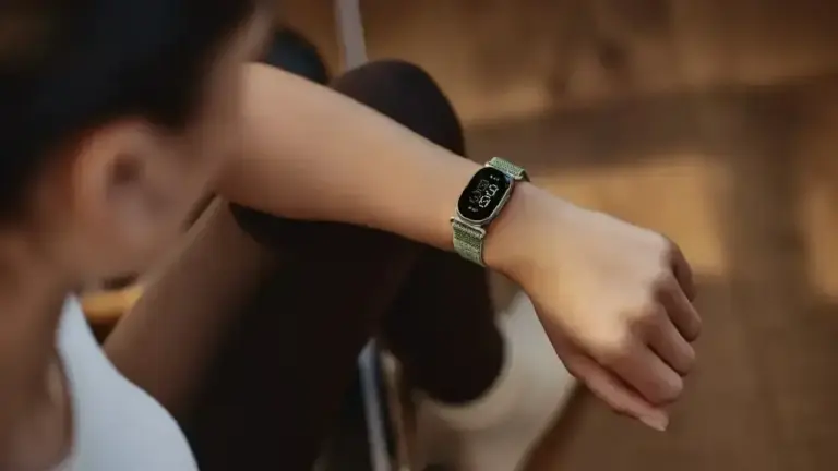 Google Fitbit Edge Olive am Handgelenk