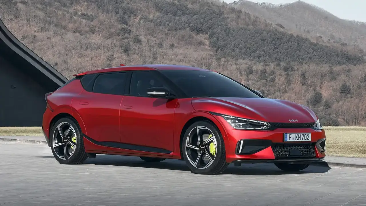 schräge Seitenansicht eines roten KIA EV6 GT