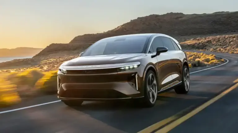 schräge Frontansicht des Lucid Gravity aus US-amerikanischer Landstraße