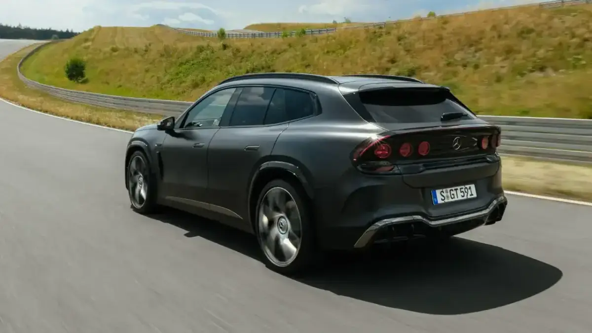 Heckansicht schwarzer Mercedes-AMG GT SUV Heckansicht schwarzer Mercedes-AMG GT SUV