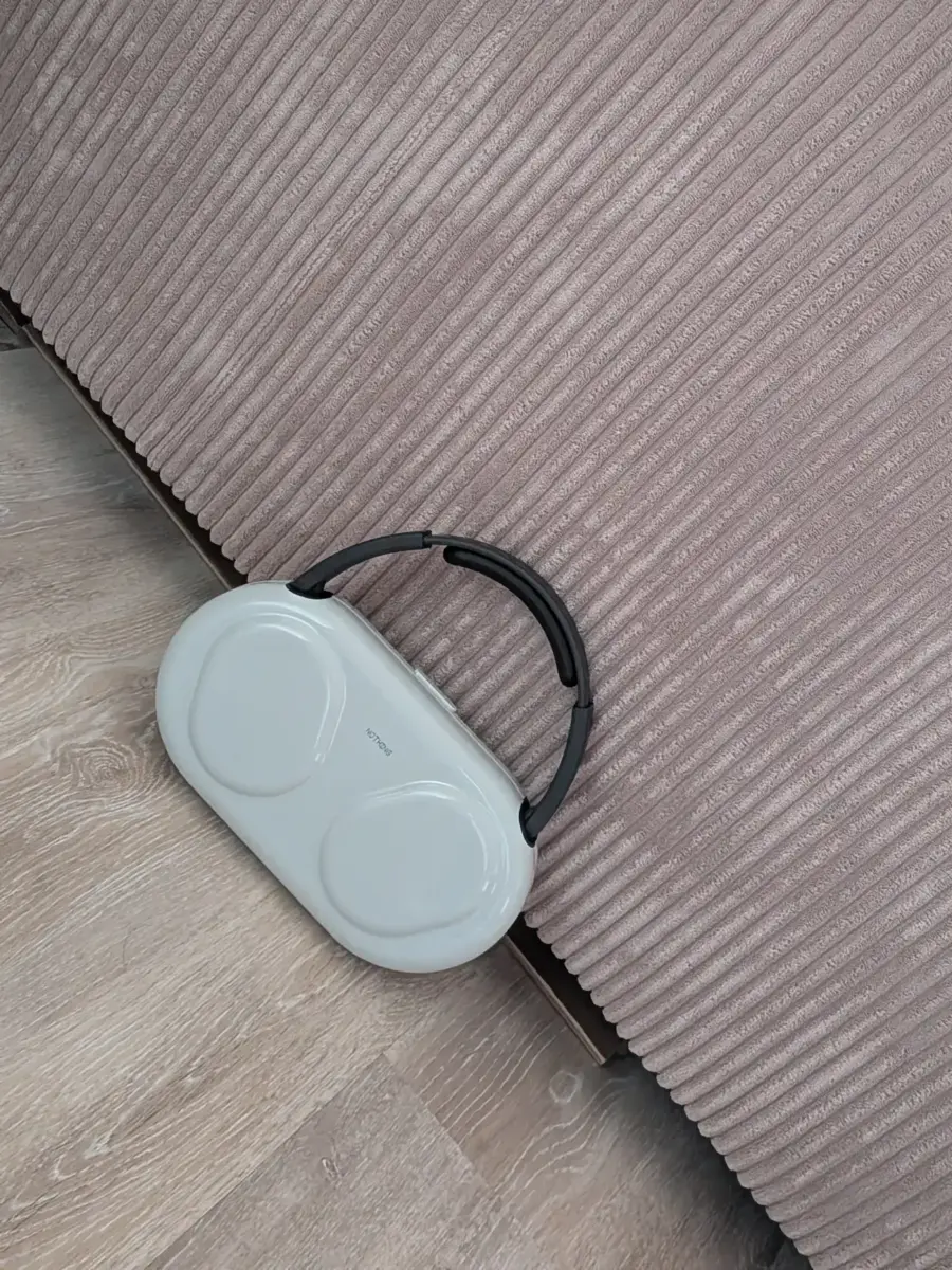 Nothing Headphone (1) Pro im Case geschlossen Nothing Headphone (1) Pro im Case geschlossen