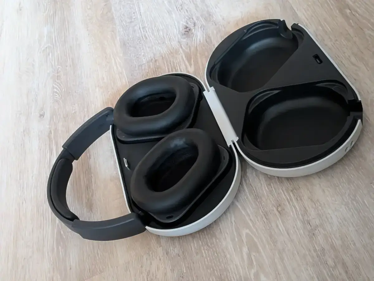 Nothing Headphone (1) Pro im Case geöffnet Nothing Headphone (1) Pro im Case geöffnet