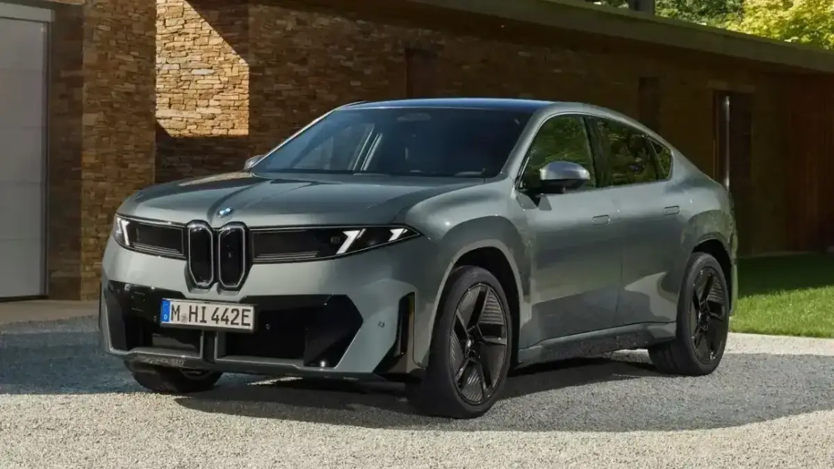 schräge Frontansicht des BMW iX4 50 xDrive schräge Frontansicht des BMW iX4 50 xDrive