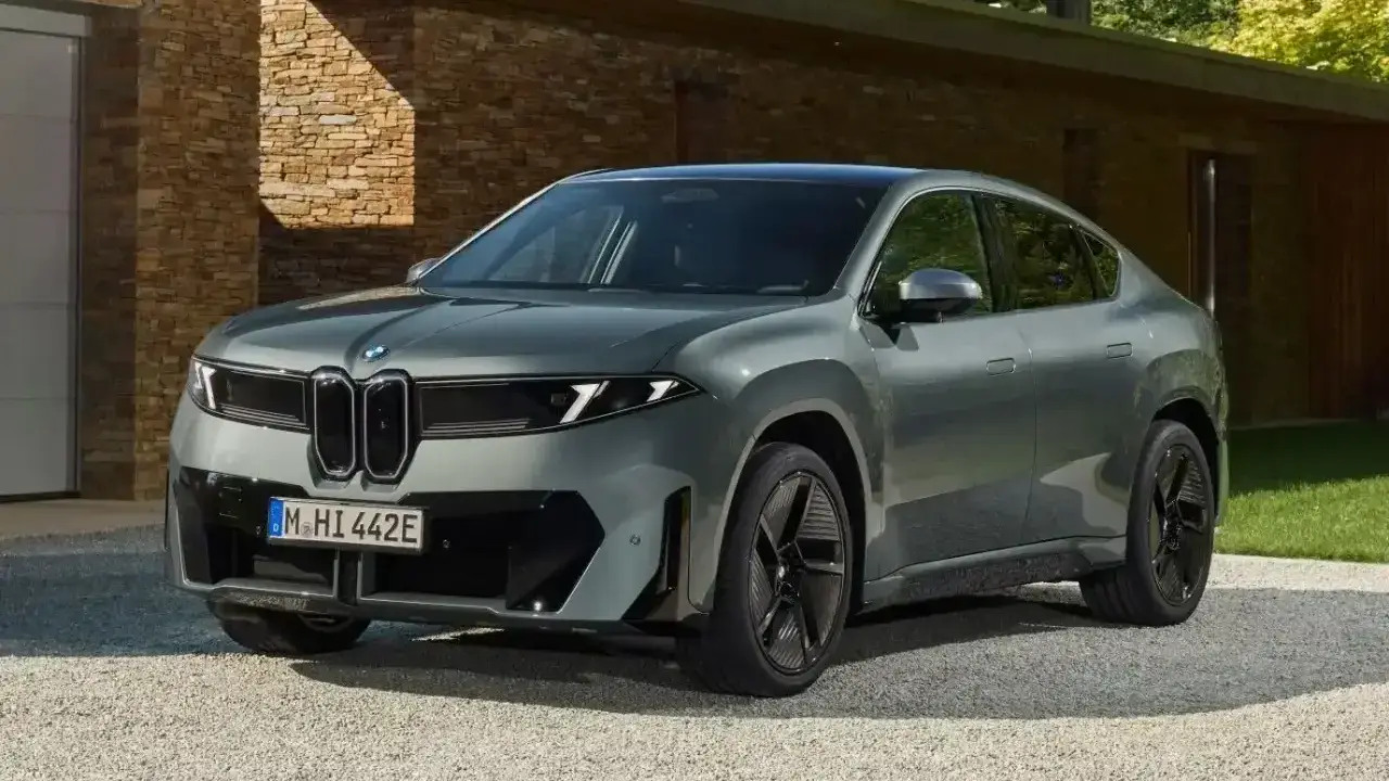 schräge Frontansicht des BMW iX4 50 xDrive