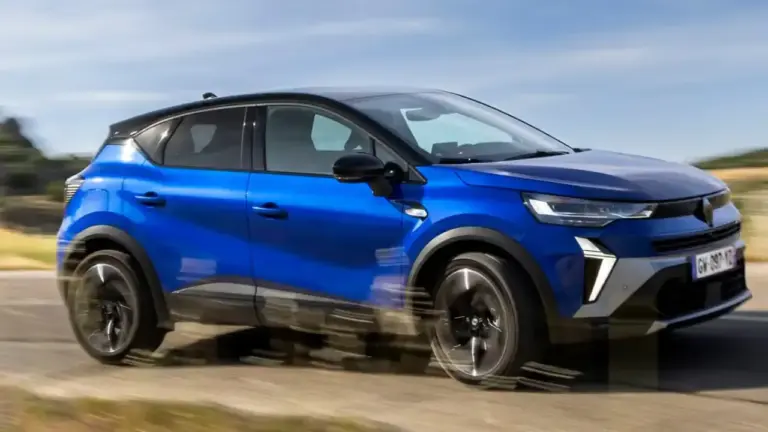 Seitenansicht fahrender Renault Captur Elektro