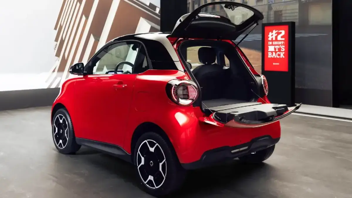 Heckansicht mit geöffneter Heckklappe des smart #2 Heckansicht mit geöffneter Heckklappe des smart #2